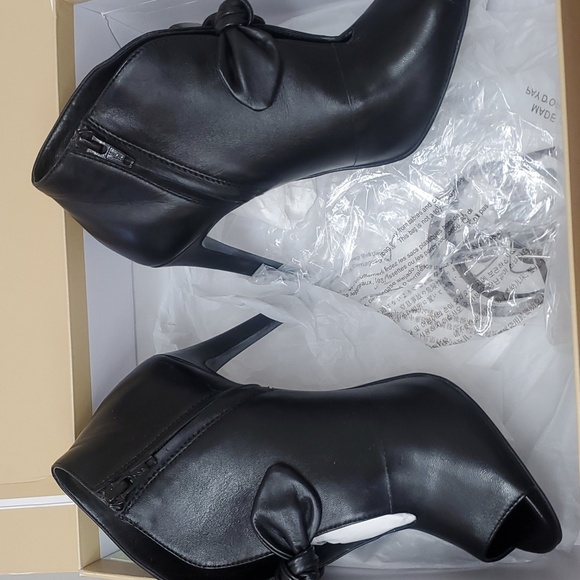 Iam sellin a pair of leather Micheal Kors booties with the little bow , a must - Picture 4 of 7